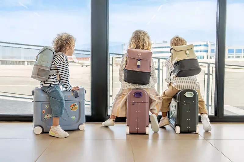 Stokke® JetKids™ BedBox™ กระเป๋าเดินทาง ขี่ได้ ลากได้ ถือขึ้นเครื่องบินได้ สำหรับเด็ก — รูปประกอบ 1